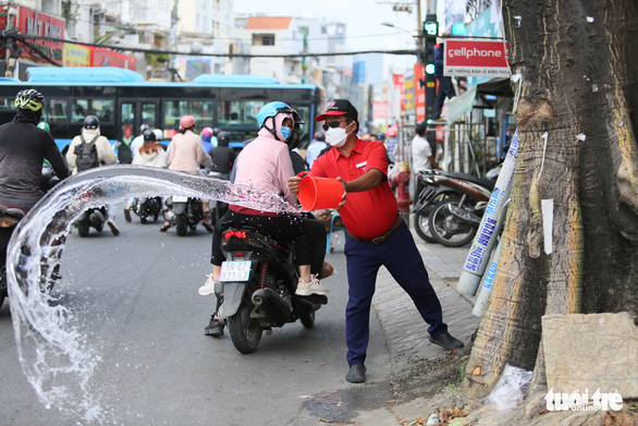 TP.HCM nóng hầm hập, nhiệt độ lên tới 36 độ C, chiều tối dễ có mưa dông - Ảnh 1.