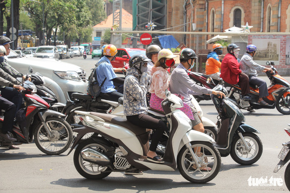 TP.HCM nóng hầm hập, nhiệt độ lên tới 36 độ C, chiều tối dễ có mưa dông - Ảnh 5.