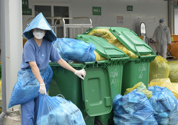 Bộ Y tế yêu cầu quản lý chặt chất thải từ F0 điều trị tại nhà - Ảnh 1.