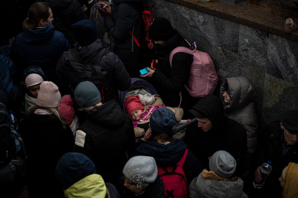 Một đêm trong giá rét trần ai của người di cư Ukraine - Ảnh 1.
