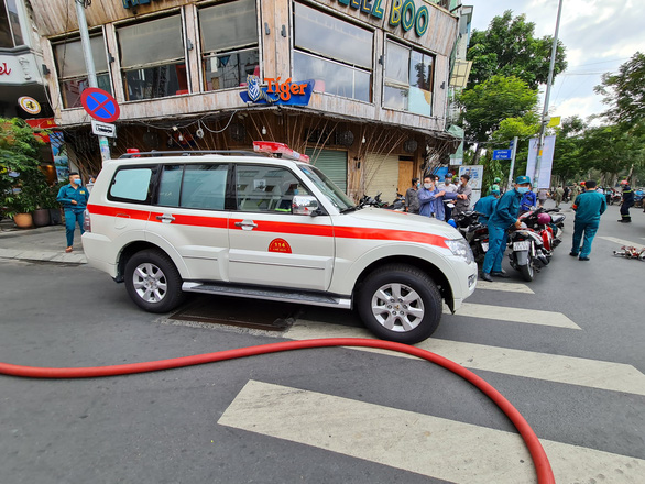 Cháy khách sạn 10 tầng ở quận 1, cứu 3 người bị mắc kẹt - Ảnh 5.