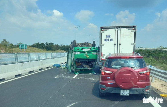 Cao tốc Trung Lương - Mỹ Thuận kẹt xe hơn 3km vì một xe rau củ nổ vỏ lật ngửa - Ảnh 1.