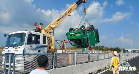 Cao tốc Trung Lương - Mỹ Thuận kẹt xe hơn 3km vì một xe rau củ nổ vỏ lật ngửa - Ảnh 3.