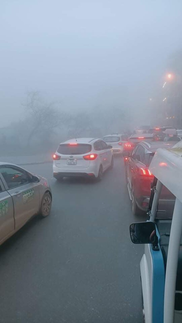 Khách xếp hàng chờ đi cáp treo lên đỉnh Fansipan, nhích vài bước lại phải dừng - Ảnh 3. Khách xếp hàng chờ đi cáp treo lên đỉnh Fansipan, nhích vài bước lại phải dừng - Ảnh 3.