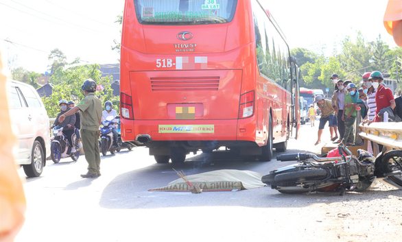 Xe khách gây tai nạn chết người, quốc lộ 20 qua tỉnh Lâm Đồng kẹt cứng - Ảnh 3.