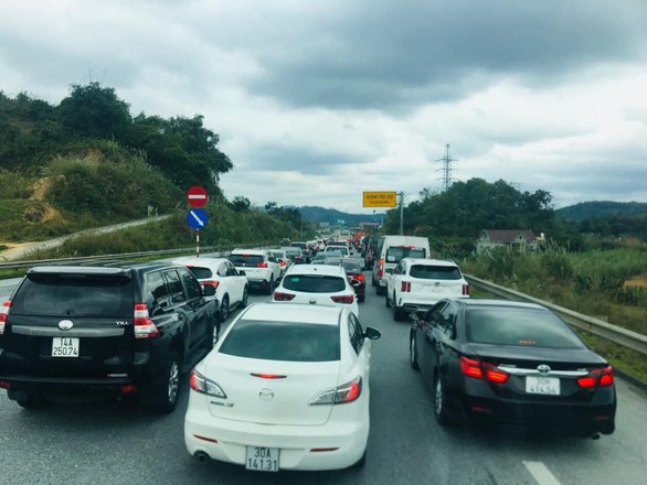 Sapa đông nghẹt người đi chơi Tết, một ngày đón khách bằng cả tháng - Ảnh 2. Sapa đông nghẹt người đi chơi Tết, một ngày đón khách bằng cả tháng - Ảnh 2.