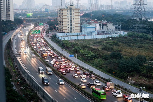 Người dân đội mưa, rét trở lại thủ đô chiều mùng 5 Tết - Ảnh 4.