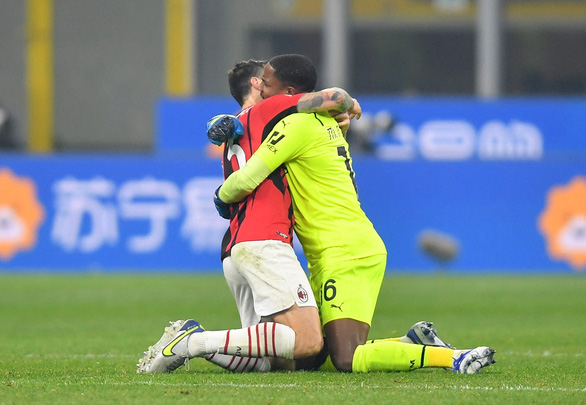Olivier Giroud lập cú đúp giúp AC Milan ngược dòng đánh bại Inter Milan - Ảnh 3.