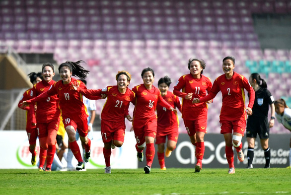 Hà Nội tặng đội tuyển bóng đá nữ quốc gia 1 tỉ đồng - Ảnh 2.