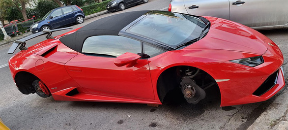 Đỗ xe ngoài đường, siêu xe Lamborghini Huracan bị trộm 4 bánh - Ảnh 1.