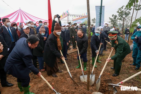 Chủ tịch nước đánh trống phát động Tết trồng cây xuân Nhâm Dần - Ảnh 3. Chủ tịch nước đánh trống phát động Tết trồng cây xuân Nhâm Dần - Ảnh 3.