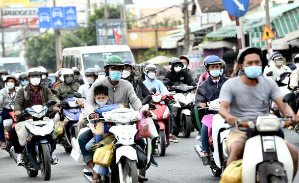 Người dân ùn ùn trở lại TP.HCM, bến phà, cao tốc đông xe - Ảnh 6. Người dân ùn ùn trở lại TP.HCM, bến phà, cao tốc đông xe - Ảnh 6.