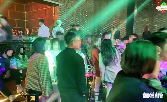 Nghệ An: Nhiều quán bar, pub, karaoke mở lại dưới tên nhà hàng - Ảnh 1.