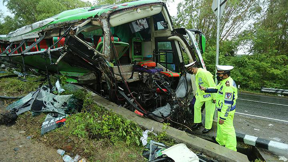 Indonesia: Xe du lịch mất lái khiến ít nhất 13 người chết - Ảnh 1.