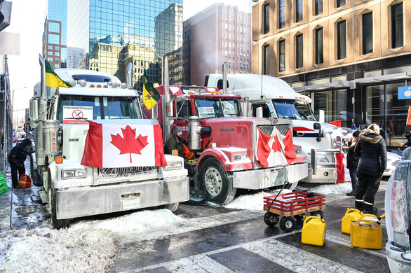 Xe tải biểu tình phản đối tiêm chủng khiến cây cầu huyết mạch Mỹ - Canada tắc cứng - Ảnh 2.