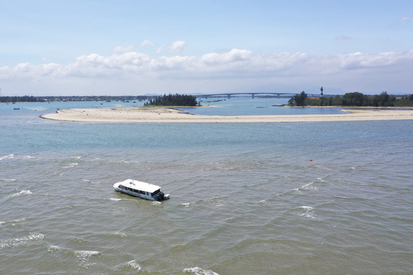 Sau vụ lật canô ở biển Cửa Đại: Hiểm họa từ những cồn cát - Ảnh 2.