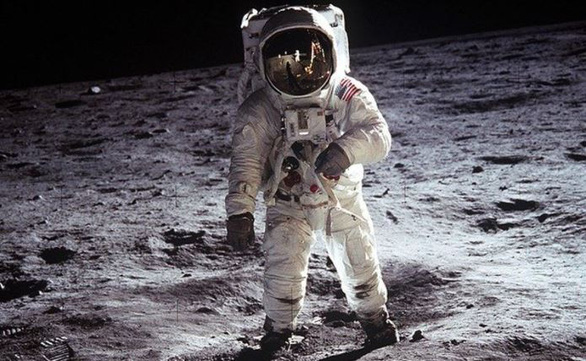 Đấu giá bức ảnh gốc đi trên Mặt trăng nổi tiếng năm 1969 - Ảnh 1.