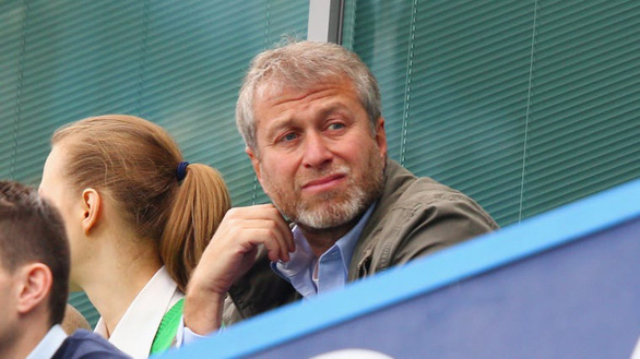 Tỉ phú Abramovich bị phong tỏa, Chelsea khốn đốn - Ảnh 1.