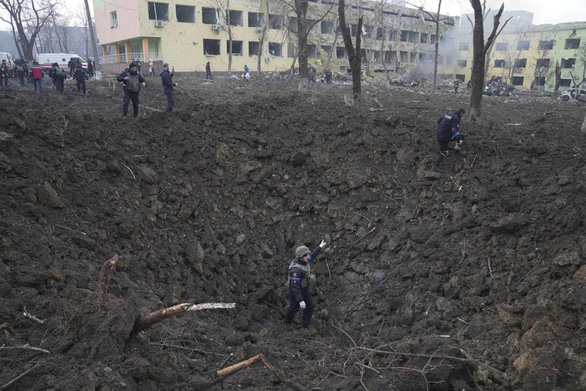 Vụ ném bom bệnh viện sản nhi ở Mariupol: Ukraine và Nga nói gì? - Ảnh 4.