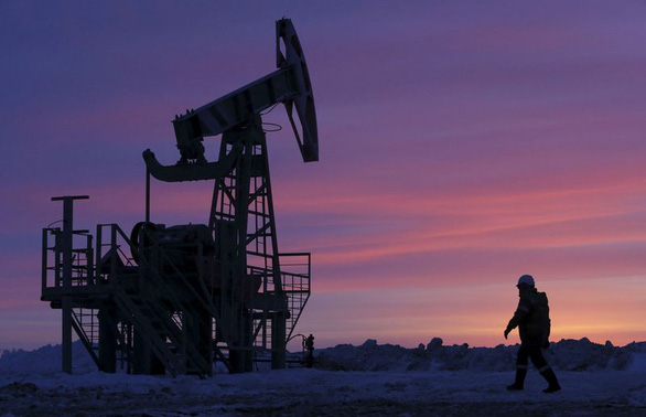 Giá dầu thế giới giảm sâu sau khi UAE ủng hộ tăng sản lượng - Ảnh 1.