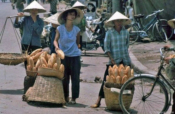Bánh mì Việt ký sự - Kỳ 8: Bánh mì Hà Nội, lầu son đến vỉa hè - Ảnh 1.