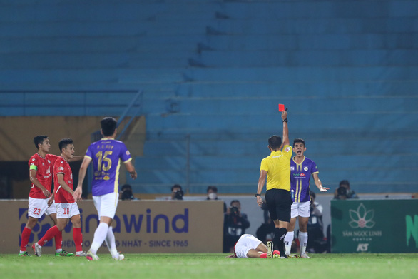 Văn Kiên nhận thẻ đỏ, Hà Nội FC không thể thắng CLB TP.HCM - Ảnh 1.