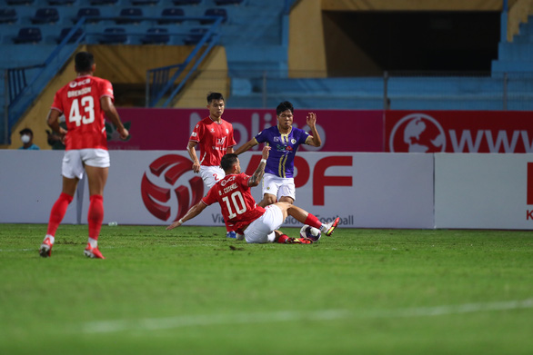 Văn Kiên nhận thẻ đỏ, Hà Nội FC không thể thắng CLB TP.HCM - Ảnh 3.