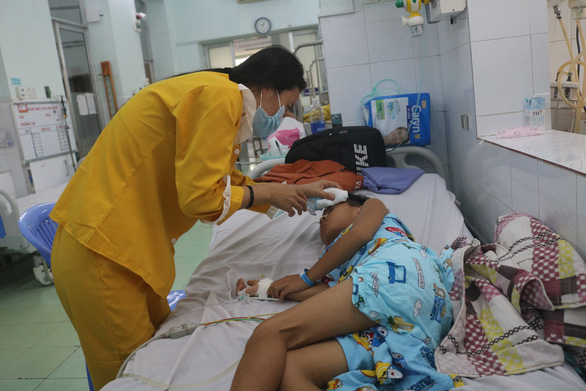 Trẻ mắc COVID-19 tăng, Sở Y tế TP.HCM yêu cầu các bệnh viện chuẩn bị 30-50% số giường để điều trị - Ảnh 1.