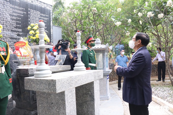 Thủ tướng Phạm Minh Chính dâng hương tưởng niệm các liệt sĩ Gạc Ma - Ảnh 1. Thủ tướng Phạm Minh Chính dâng hương tưởng niệm các liệt sĩ Gạc Ma - Ảnh 1.