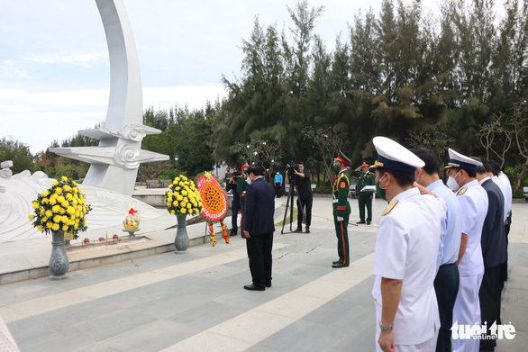 Thủ tướng Phạm Minh Chính dâng hương tưởng niệm các liệt sĩ Gạc Ma - Ảnh 3.