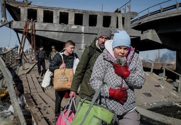 Chiến sự ở Kiev: tăng Nga lừ lừ tiến vào, Ukraine pháo kích đáp trả quyết trụ đến cùng - Ảnh 3.