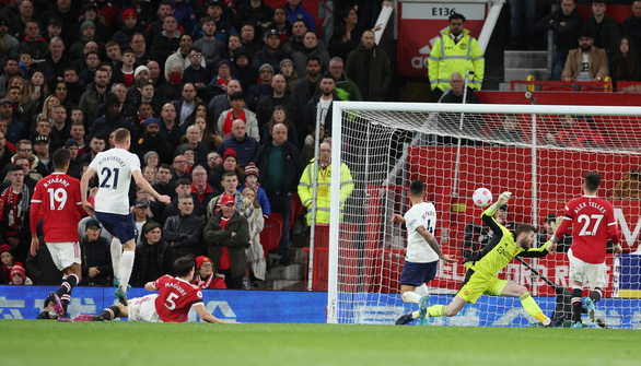 Cú hat-trick phi thường của Ronaldo giúp Man United hạ Tottenham - Ảnh 4.