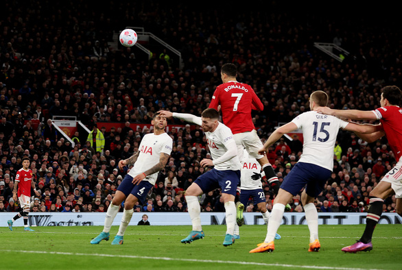 Cú hat-trick phi thường của Ronaldo giúp Man United hạ Tottenham - Ảnh 2.