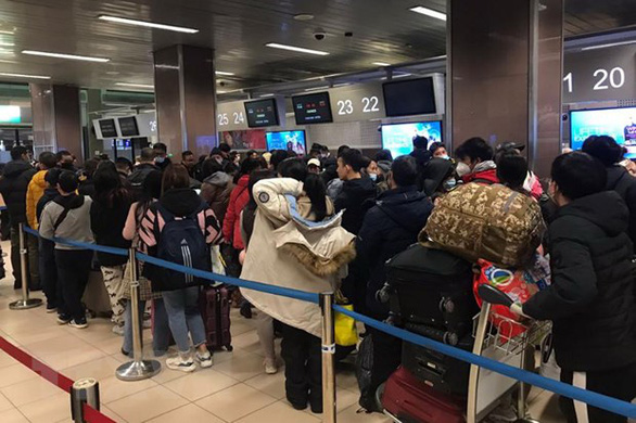 Trưa nay chuyến bay từ Romania chở gần 300 người Việt từ Ukraine về Nội Bài - Ảnh 1.