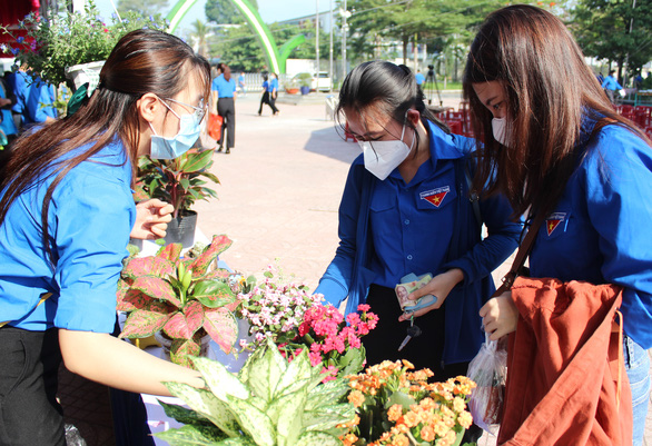 Bán sản phẩm nông nghiệp của nhà nông trẻ - Ảnh 1.