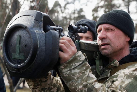Chiến sự ở Kiev: tăng Nga lừ lừ tiến vào, Ukraine pháo kích đáp trả quyết trụ đến cùng - Ảnh 2.