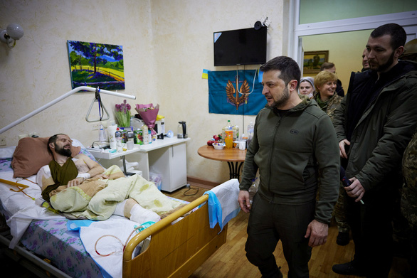 Tổng thống Ukraine thăm và trao huân chương cho quân nhân bị thương - Ảnh 2.