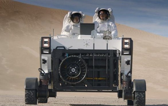 Xe tải chạy trên Mặt trăng: Dễ dàng vượt dốc, biết tránh hố sâu - Ảnh 2.