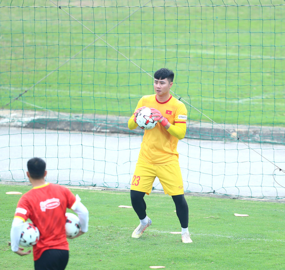 Thủ môn Văn Toản trở lại tập luyện cùng U23 Việt Nam chuẩn bị cho SEA Games 31 - Ảnh 2.