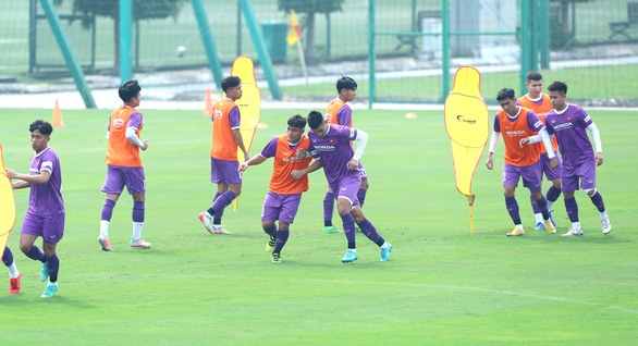 Thủ môn Văn Toản trở lại tập luyện cùng U23 Việt Nam chuẩn bị cho SEA Games 31 - Ảnh 5.