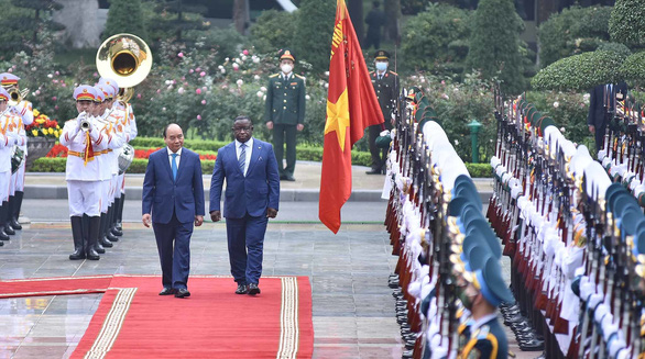 Tổng thống Sierra Leone ngưỡng mộ lịch sử Việt Nam - Ảnh 2.