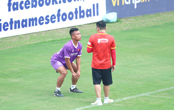Thủ môn Văn Toản trở lại tập luyện cùng U23 Việt Nam chuẩn bị cho SEA Games 31 - Ảnh 6.