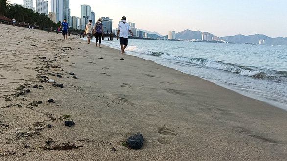 Dầu vón cục dạt vào bãi biển Nha Trang, kéo dài 3km - Ảnh 5.