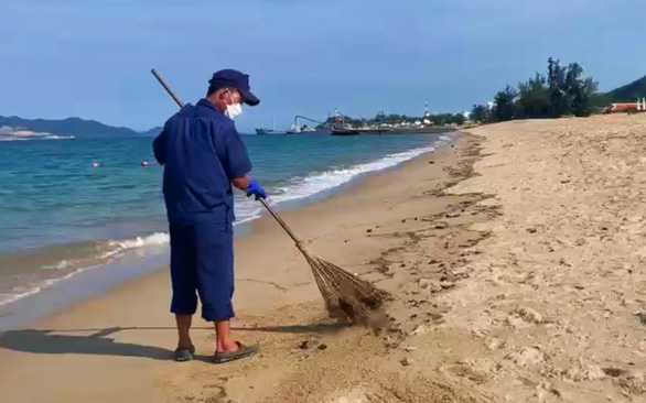 Dầu vón cục dạt vào bãi biển Nha Trang, kéo dài 3km - Ảnh 4.