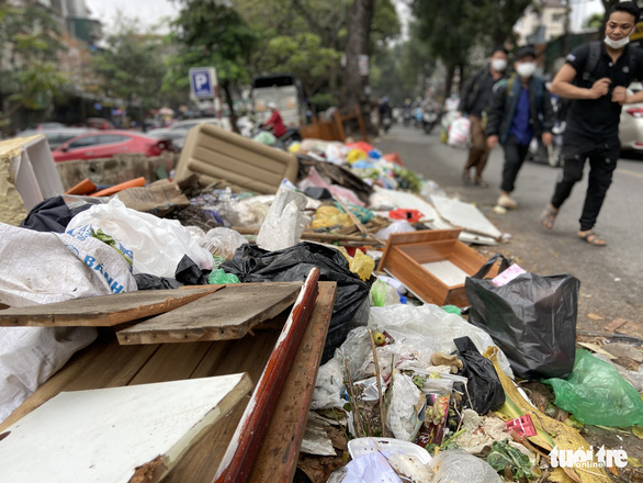 Tái diễn nạn đổ trộm rác bừa bãi trên đường phố Hà Nội - Ảnh 1.
