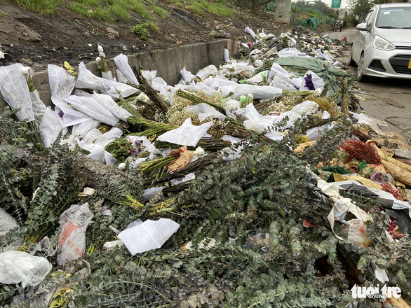 Tái diễn nạn đổ trộm rác bừa bãi trên đường phố Hà Nội - Ảnh 5.