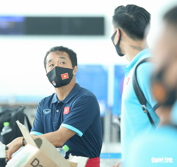 HLV Lee Young Jin hết COVID-19, kịp cùng U23 Việt Nam sang Dubai - Ảnh 1.