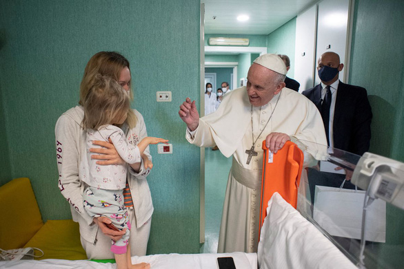 Giáo hoàng vào bệnh viện ở Vatican thăm trẻ em tị nạn Ukraine - Ảnh 1.