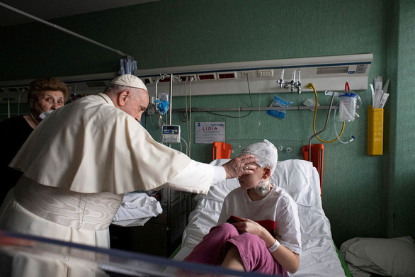 Giáo hoàng vào bệnh viện ở Vatican thăm trẻ em tị nạn Ukraine - Ảnh 2.