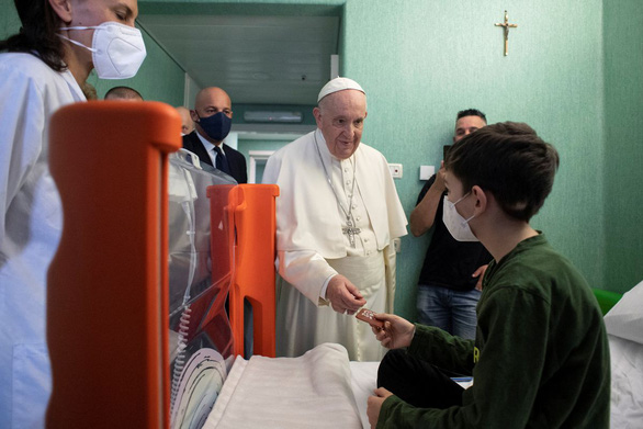 Giáo hoàng vào bệnh viện ở Vatican thăm trẻ em tị nạn Ukraine - Ảnh 3.